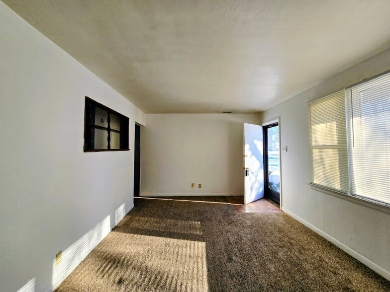 Building Photo - 19 Mary Ann Ct