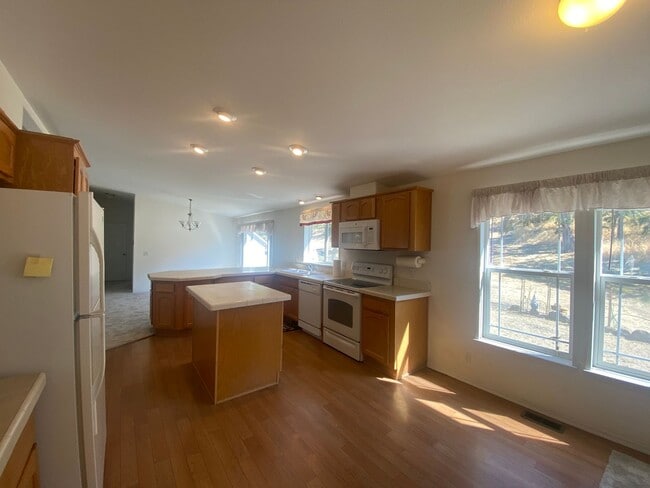 Building Photo - 3 Bedrooms | 2 Bath Home in The Dalles, OR