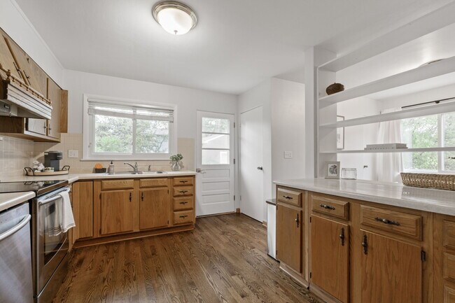 Building Photo - Fully Furnished! Stunning UA Ranch with 3 ...