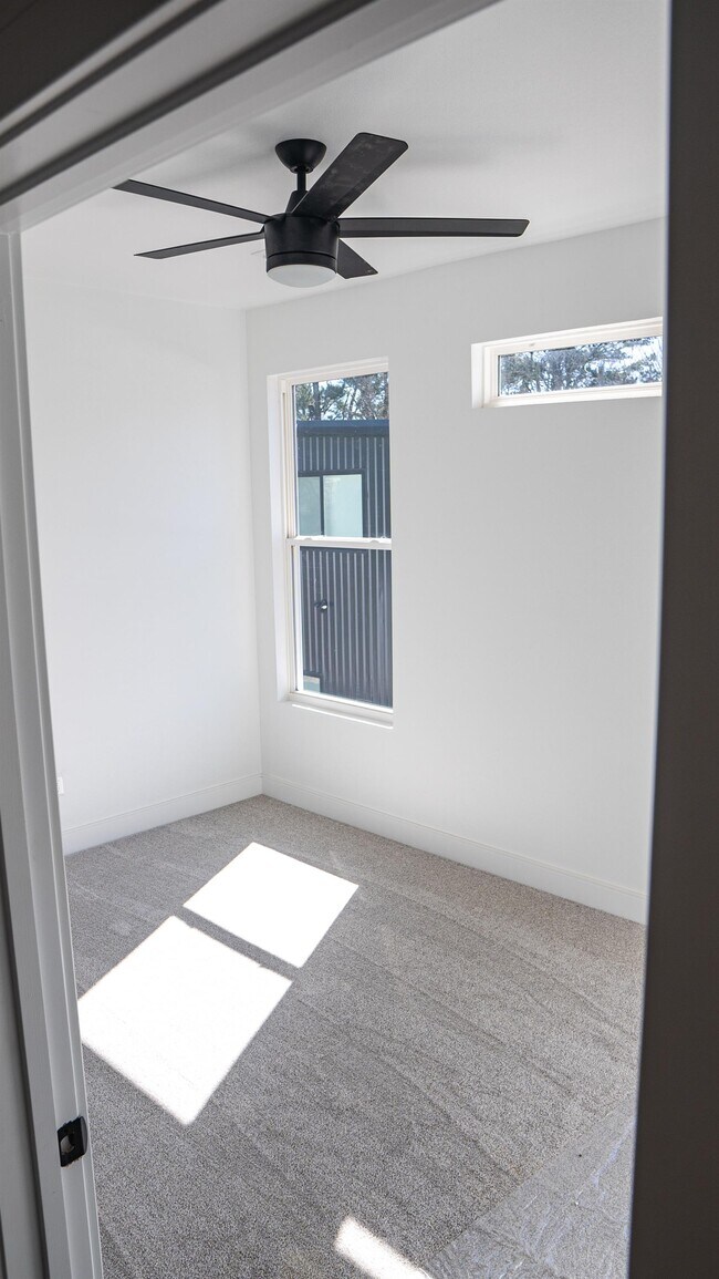 Building Photo - 1041 S Hollywood Ave