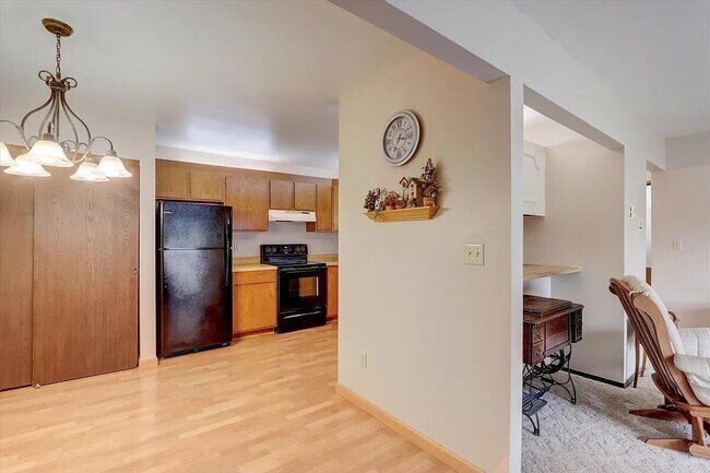 Building Photo - 3215 W Mangold Ave