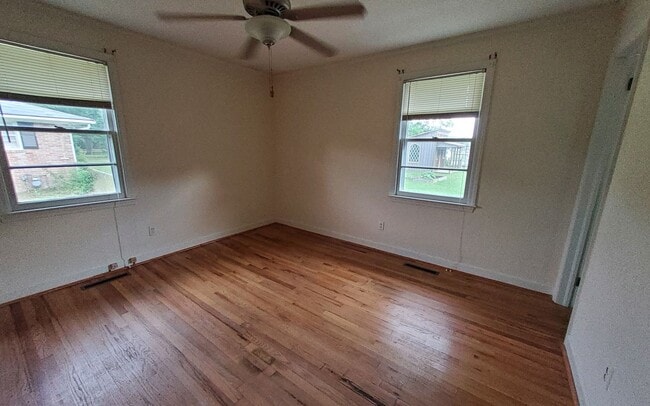 Building Photo - Close to Shopping