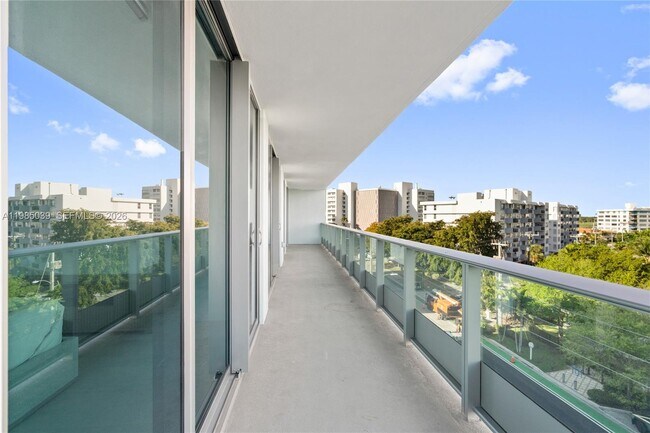 Building Photo - 9201 E Bay Harbor Dr