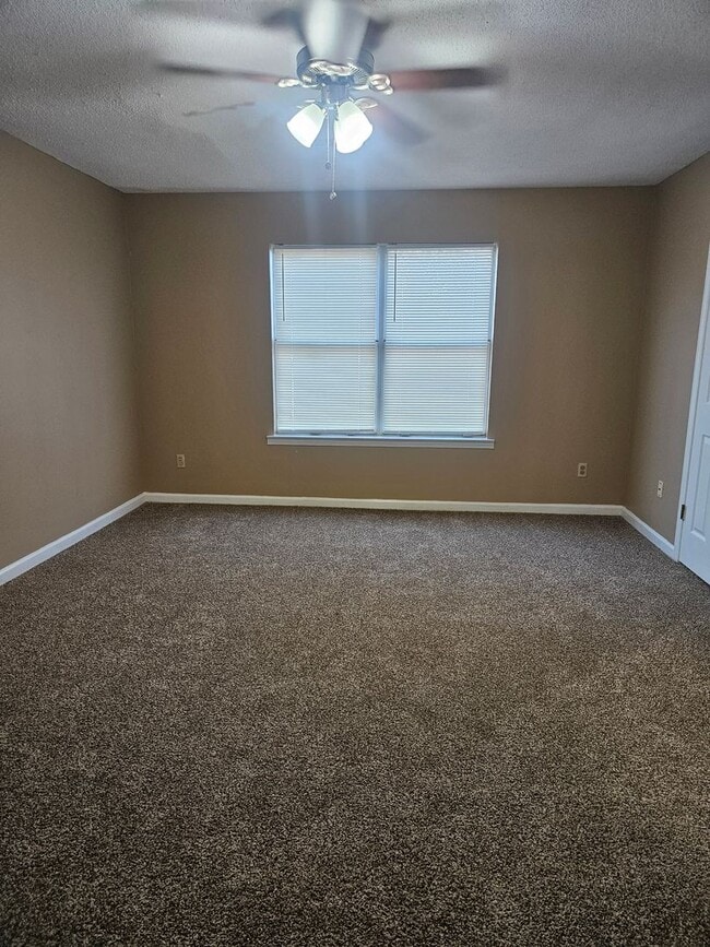 Building Photo - FANTASTIC DUPLEX FOR RENT!!! AVAILABLE NOW!