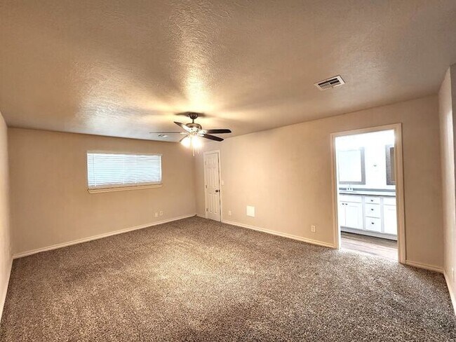 Building Photo - 4 Bed 2.5 Bath 2 Car Garage in Camelot Addition NW OKC