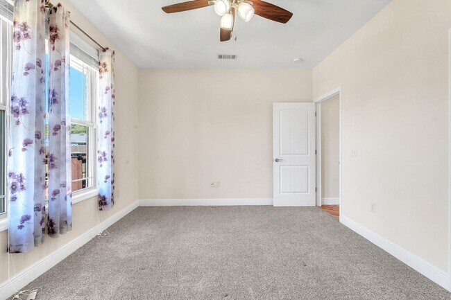 Building Photo - Stunning 4 Bedroom in PRIME Location!!  South of I-10!!