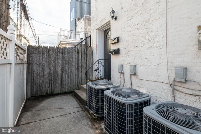 Building Photo - 2351 Christian St