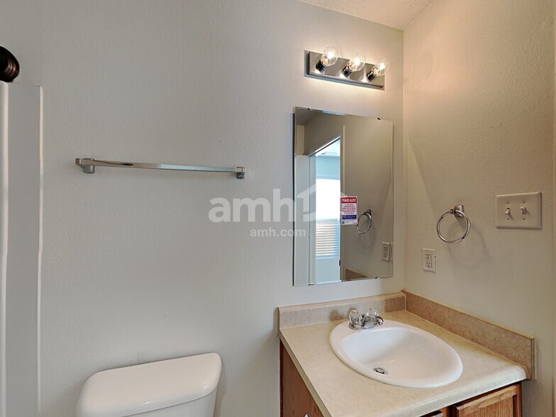 Building Photo - 527 Bourneside Dr