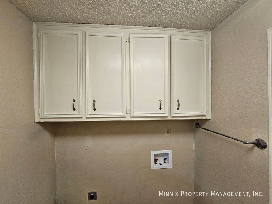 Building Photo - 6906 Elmwood Ave