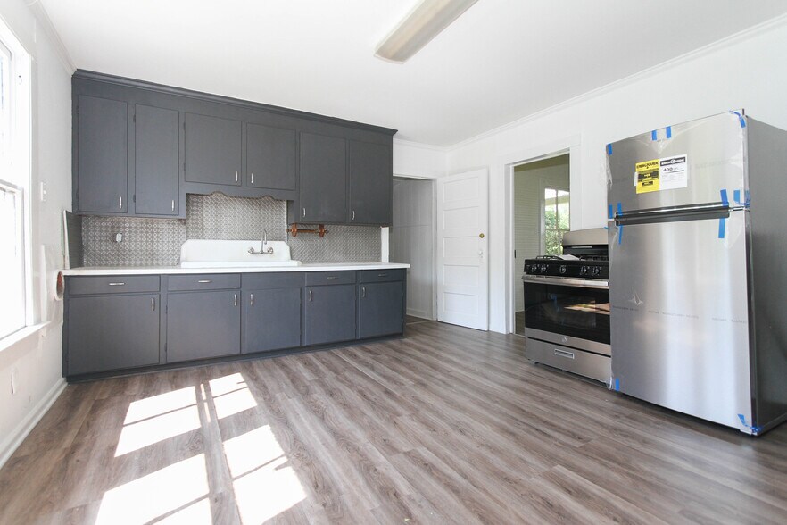Building Photo - 706 Shull St