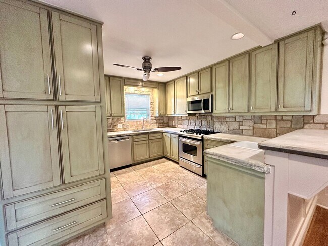 Building Photo - 5719 Fairview Dr
