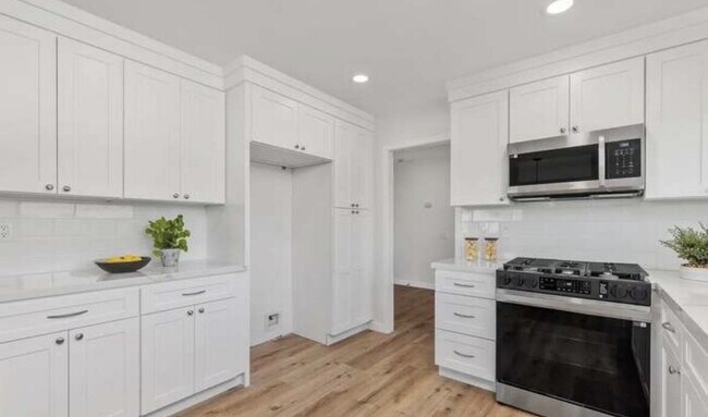 Building Photo - 3808 Vista Campana S