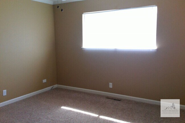 Building Photo - Must See! Lovely 3 Bedroom 2 Bath Home with Pool