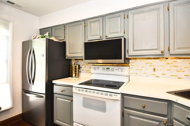 Building Photo - 178 Flax Hill Rd