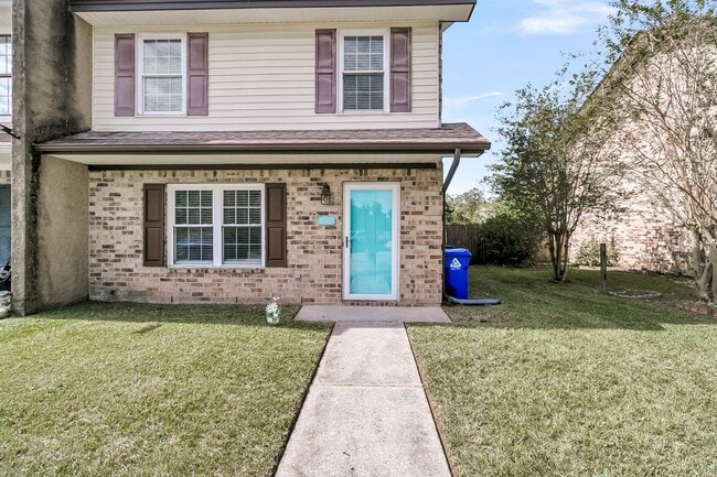 Building Photo - 3 Bedroom 1.5 Bath Town Home in North Charleston