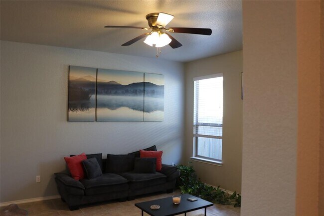 Building Photo - 321 Parrot Tulip View