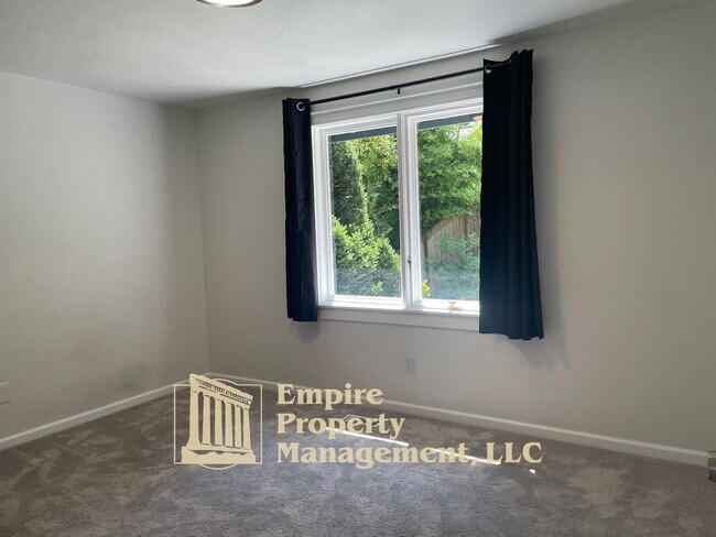 Building Photo - 2022 Floral Hill Dr