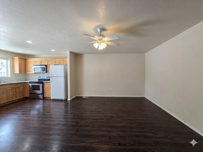 Building Photo - 3/2.5 Townhome with walking trails outside backyard!