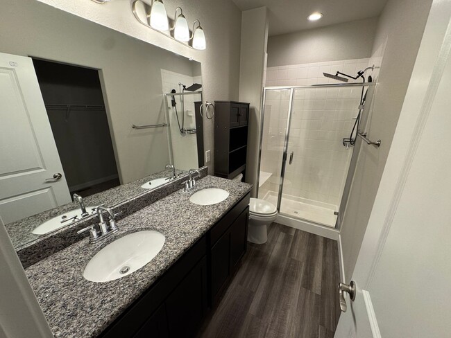 Building Photo - Spacious & Stylish 3-Bed, 2.5-Bath Townhom...