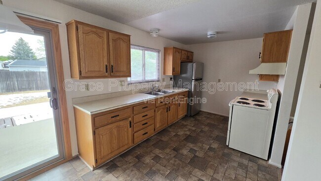 Building Photo - 1044 Maple Dr