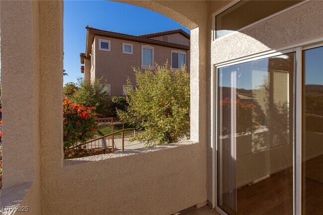 Building Photo - 2305 W Horizon Ridge Pkwy