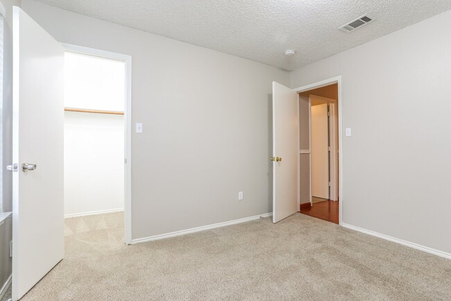 Building Photo - 1114 Hidden Creek Dr