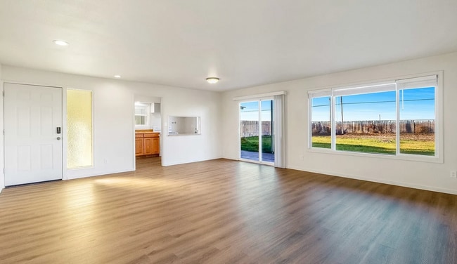 Building Photo - Updated Duplex