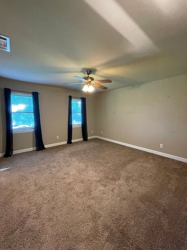 Building Photo - MOVE IN SPECIAL $250 OFF FIRST MONTH'S REN...