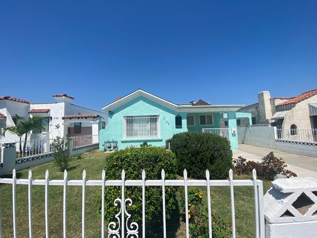 Building Photo - Spacious & Bright 3 bedroom/ 2 bathrooms f...