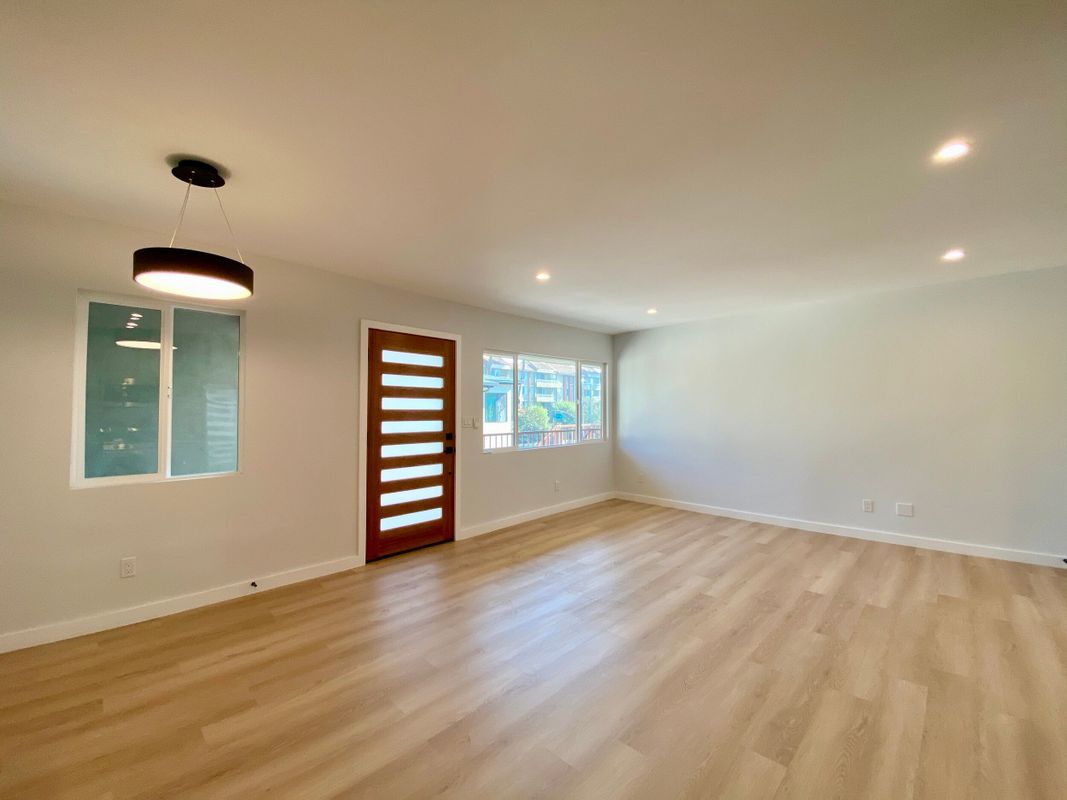 Building Photo - 3207 W 3rd, #1