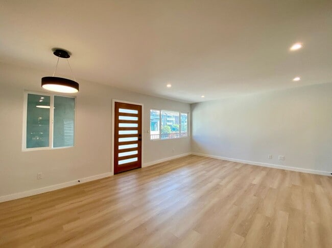 Primary Photo - 3207 W 3rd, #1