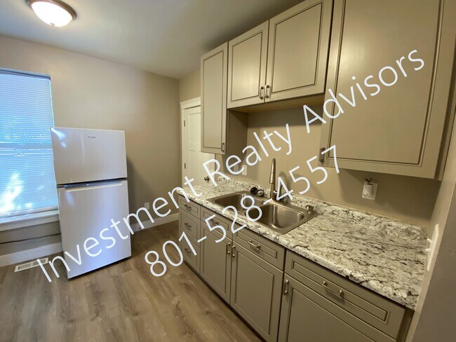 Building Photo - 263-265 S Poplar Ct-E