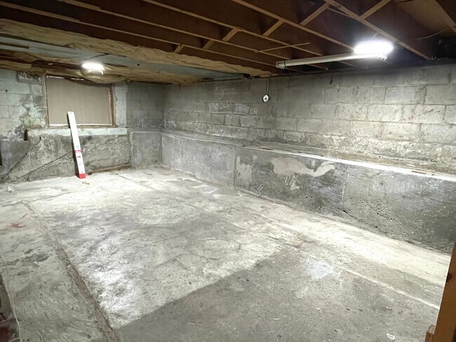Building Photo - Completely Remodeled Three Bedroom One Bat...
