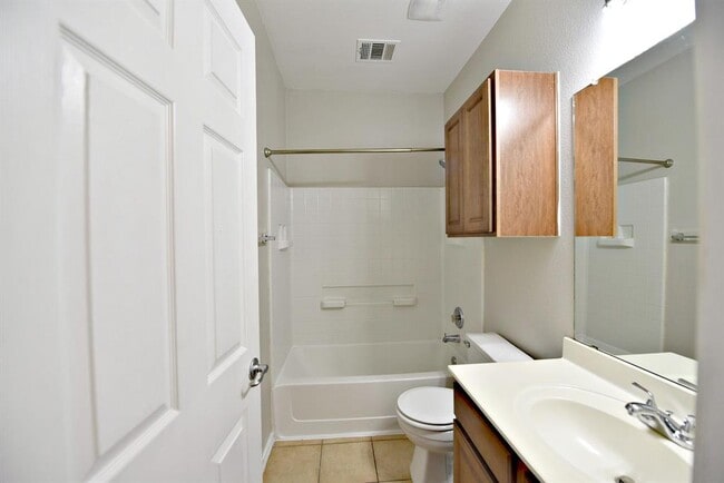 Building Photo - 2106 Charlotte Estates Dr