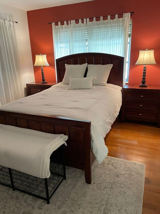 Building Photo - 101 N Lakeside Dr