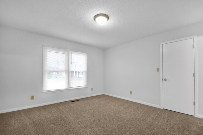 Building Photo - Pet Friendly Five Bedroom!