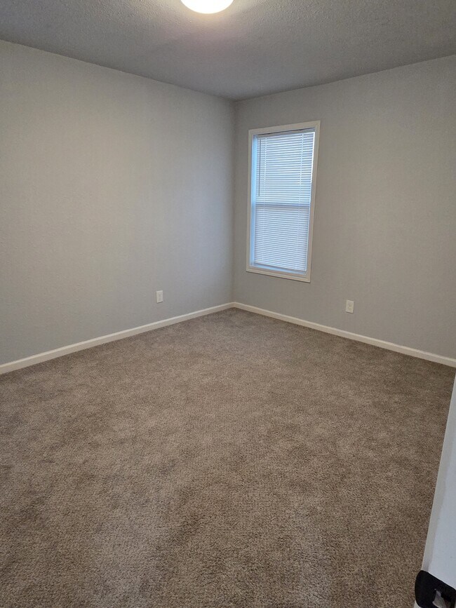 Building Photo - 2001 N Lincoln Ave