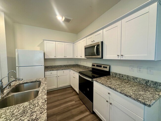 Building Photo - AVAILABLE NOW!!!