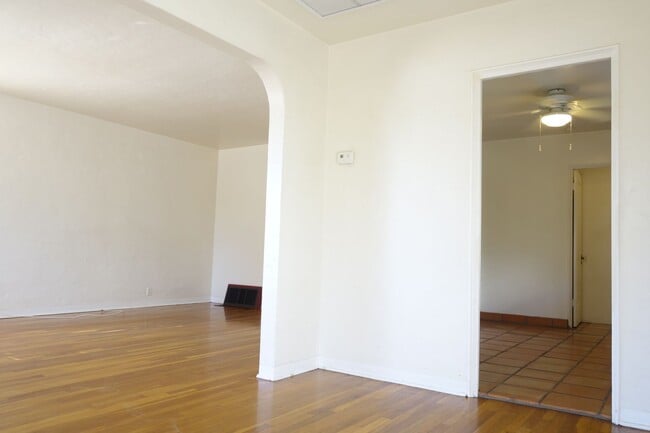 Building Photo - 2 bedroom, 1 bath house with a den in Sam ...