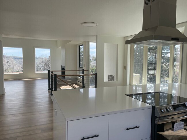 Building Photo - LUX 3BD, 3BA Foothills Home Only 5 Minutes...
