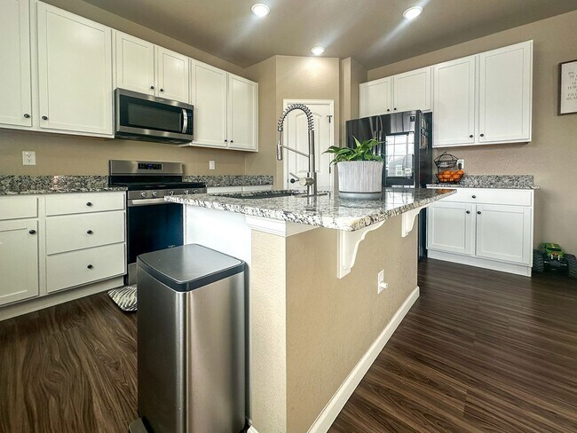 Building Photo - Grand 6bd 4ba Crystal Valley home with an in-law suite!!!