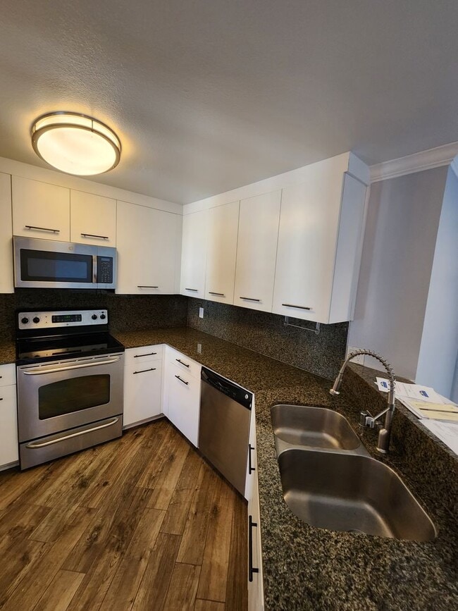 Building Photo - 2 Bedroom Upper Unit in UTC