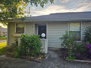 Building Photo - $1195 - 2/2 -Jefferson Square - Updated Unit!
