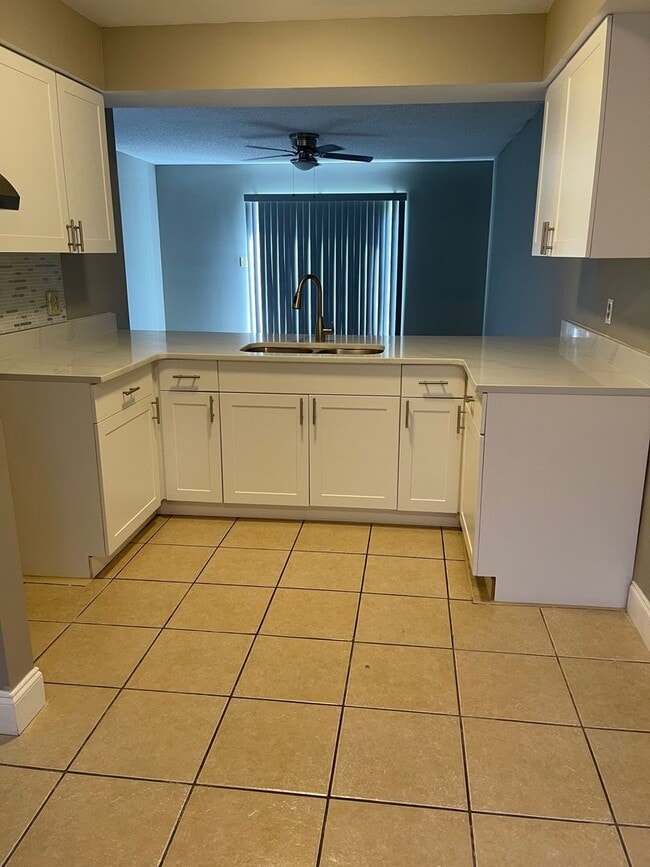 Building Photo - Available now! Williamsburg TOWNHOMES AT G...