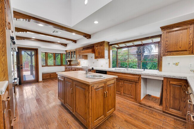 Building Photo - Perfect Entertaining Family Home with Larg...