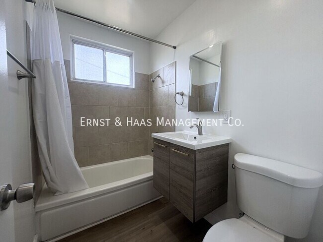 Building Photo - 230 E Hullett St