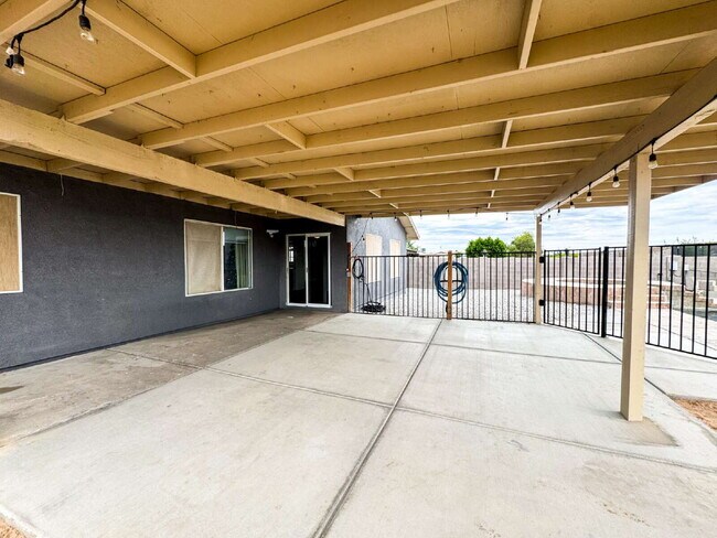 Building Photo - "Charming 4-Bedroom, 2 Bathroom Pool Home in Ocotillo!" HALF OFF FIRST MONTH'S RENT IF A LEASE IS...