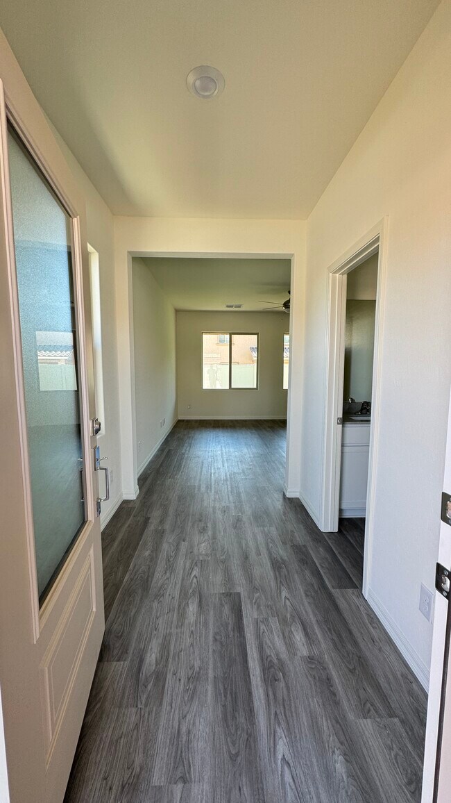 Building Photo - 1659 Luna Clf Ave