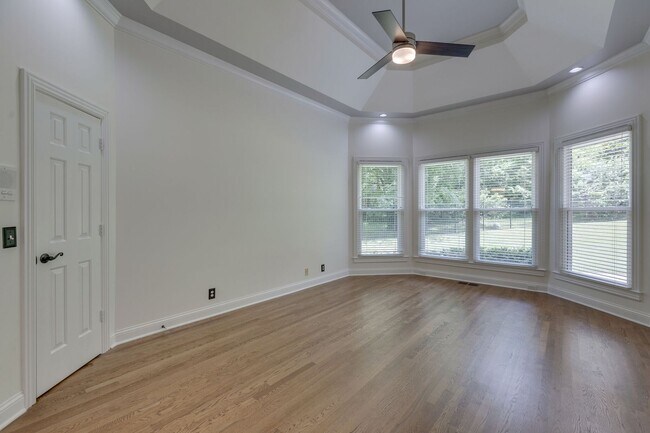 Building Photo - COMING SOON!-- Walk to Kenrose and Ravenwood!