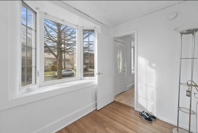 Building Photo - 838 Roosevelt Ave